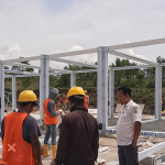 Proses perakitan hunian sementara di Kampung Tunyang