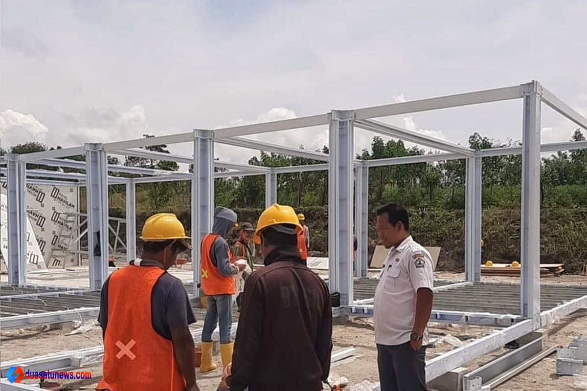 Proses perakitan hunian sementara di Kampung Tunyang