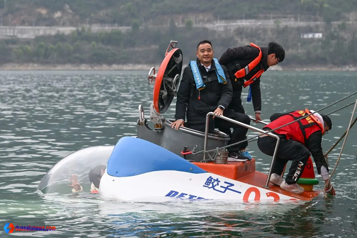 kapal selam wisata Jiaozi saat uji bawah air di Chongqing China.