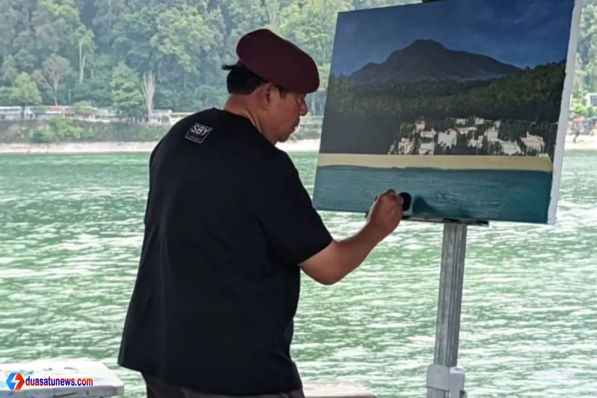 SBY Telaga Sarangan melukis panorama Gunung Lawu di Magetan