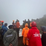 Tim SAR Bulusaraung bertahan di puncak gunung Maros