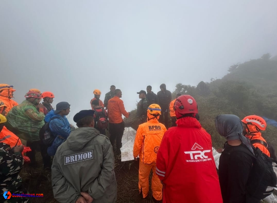 Tim SAR Bulusaraung bertahan di puncak gunung Maros