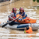 petugas mengevakuasi korban banjir Jakarta akibat hujan deras