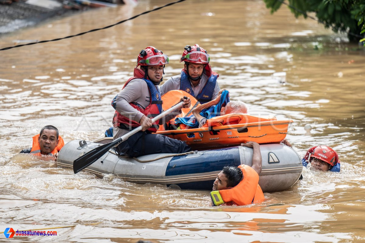 petugas mengevakuasi korban banjir Jakarta akibat hujan deras