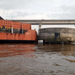Jembatan Mahakam Ulu ditabrak tongkang di Sungai Mahakam