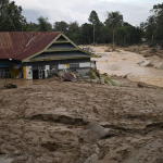 Longsor dan banjir bandang Cisarua Bandung Barat menimbun rumah warga
