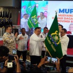 Ketua Kadin Sultra Anton Timbang menerima pataka pada Musprov Kadin Sultra di Kendari