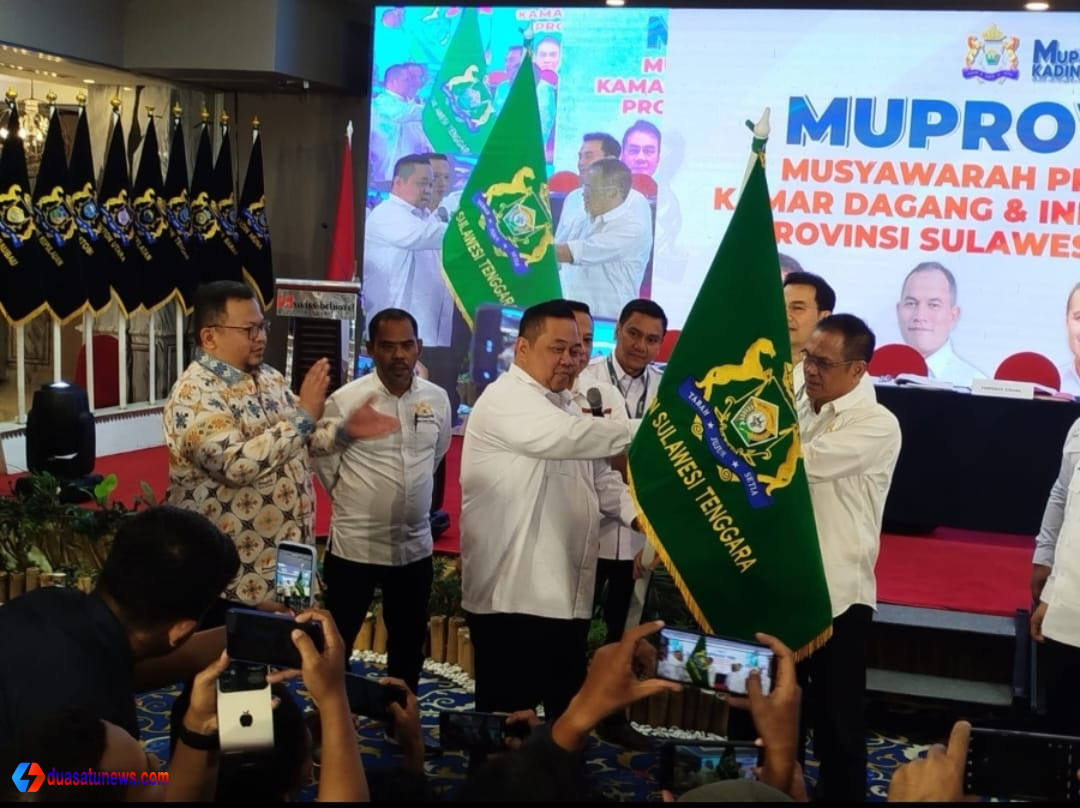 Ketua Kadin Sultra Anton Timbang menerima pataka pada Musprov Kadin Sultra di Kendari