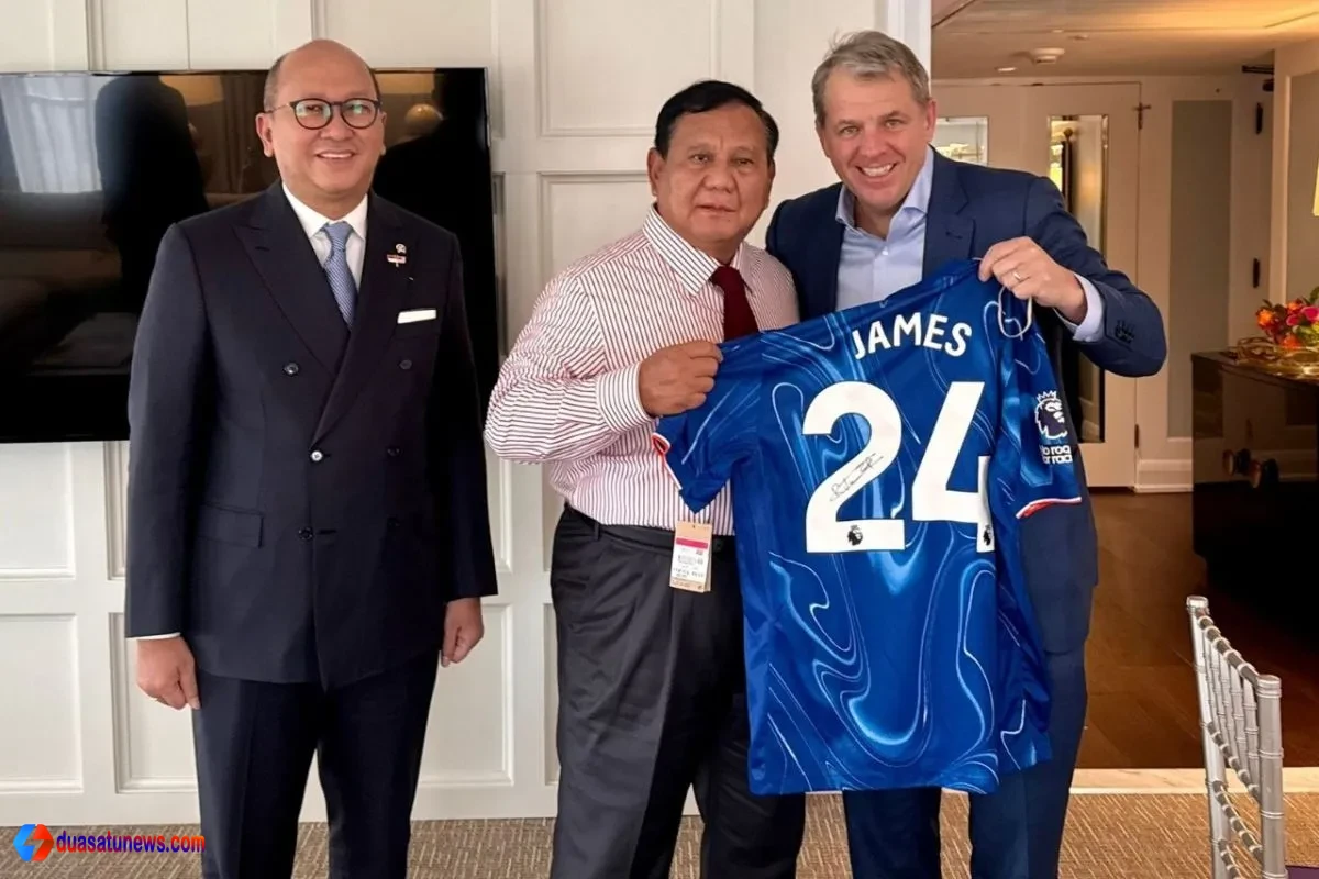 Prabowo terima jersey Chelsea dari Todd Boehly di Washington DC