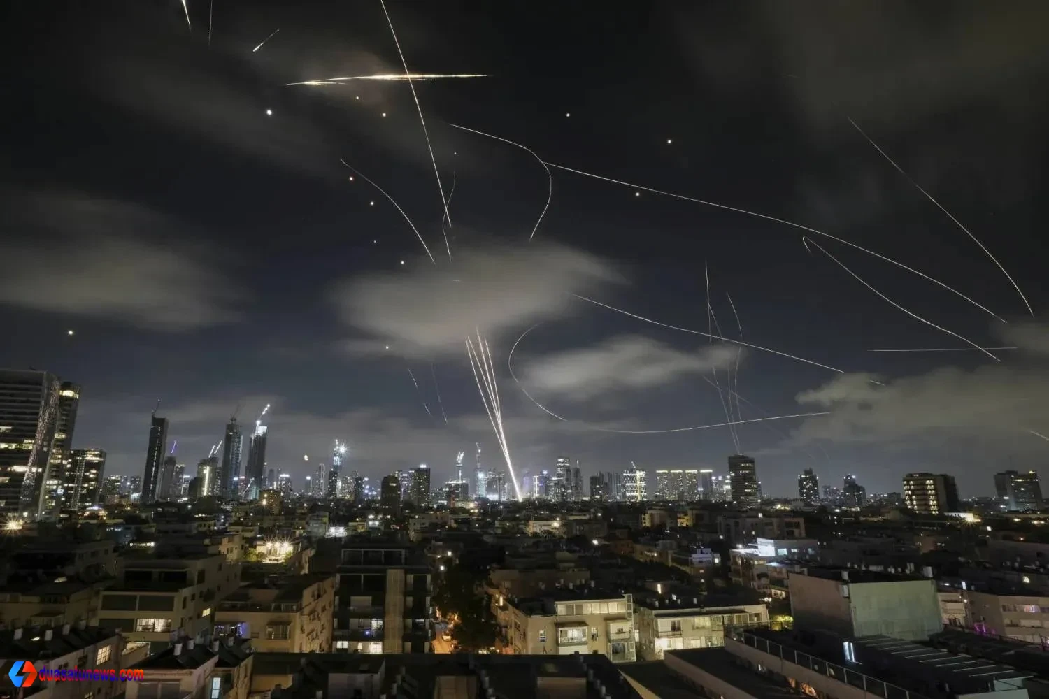 Iran serang Israel dengan peluncuran rudal balistik pada malam hari