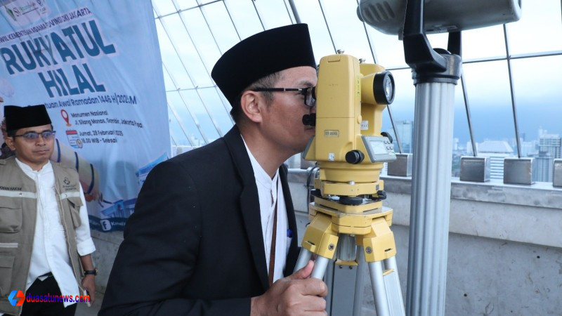 Petugas Badan Hisab Rukiyat memantau hilal untuk penentuan awal puasa 2026 di Gedung Kanwil Kemenag DKI Jakarta.