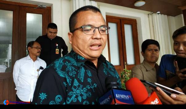 Denny Indrayana saat diwawancarai media menyoroti tambang batubara dekat permukiman warga