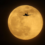 Bulan menjauhi bumi saat fenomena supermoon Wolf Moon di langit London