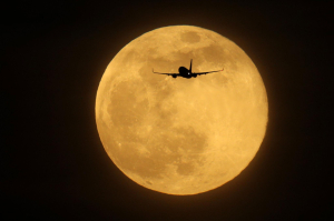 Bulan menjauhi bumi saat fenomena supermoon Wolf Moon di langit London