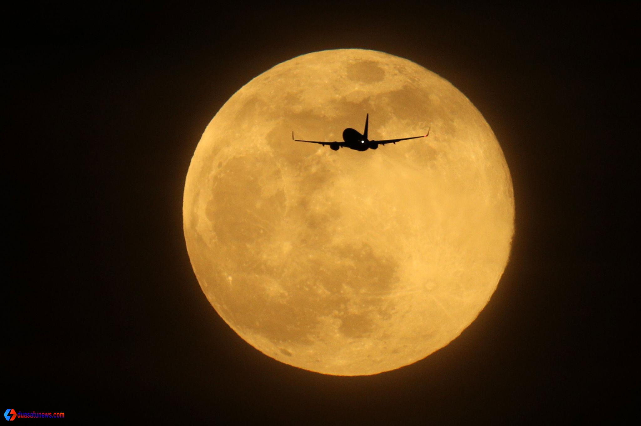 Bulan menjauhi bumi saat fenomena supermoon Wolf Moon di langit London