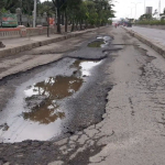 jalan rusak Indonesia dengan lubang besar di jalur utama