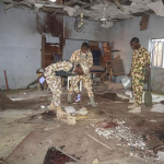 AS kirim pasukan ke Nigeria di tengah konflik, aparat keamanan memeriksa lokasi ledakan di Masjid Jumaat Al-Adum Maiduguri