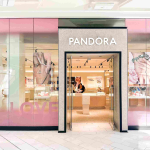 Gerai perhiasan Pandora di Eropa di tengah penurunan saham Pandora akibat tekanan harga perak
