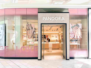 Gerai perhiasan Pandora di Eropa di tengah penurunan saham Pandora akibat tekanan harga perak