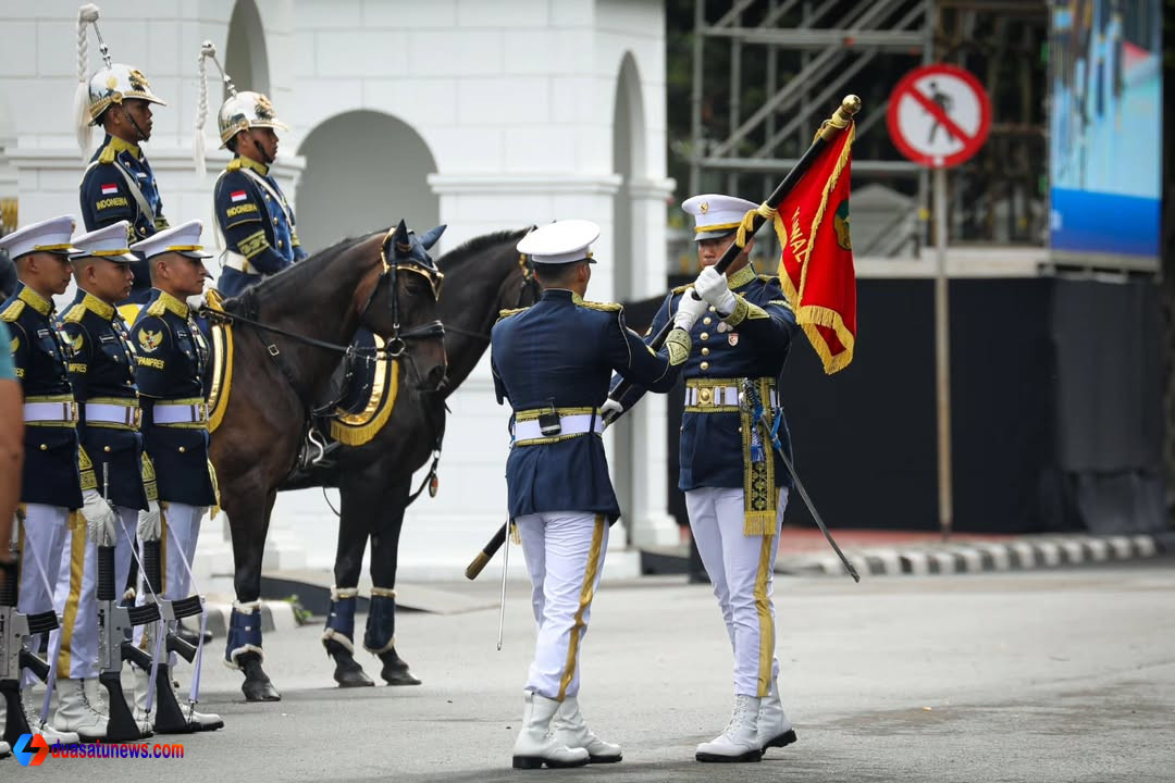 Upacara Serah Terima Pengawal Istana Kepresidenan oleh Paspampres digelar setiap Minggu pagi di Istana Merdeka dan terbuka untuk masyarakat.