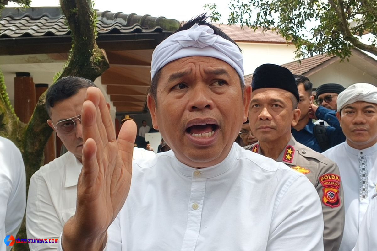 Gubernur Jawa Barat Dedi Mulyadi berbicara di hadapan warga saat kegiatan lapangan di Jawa Barat.