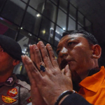 I Wayan Eka Mariarta Ketua PN Depok berjalan menuju mobil tahanan setelah OTT KPK