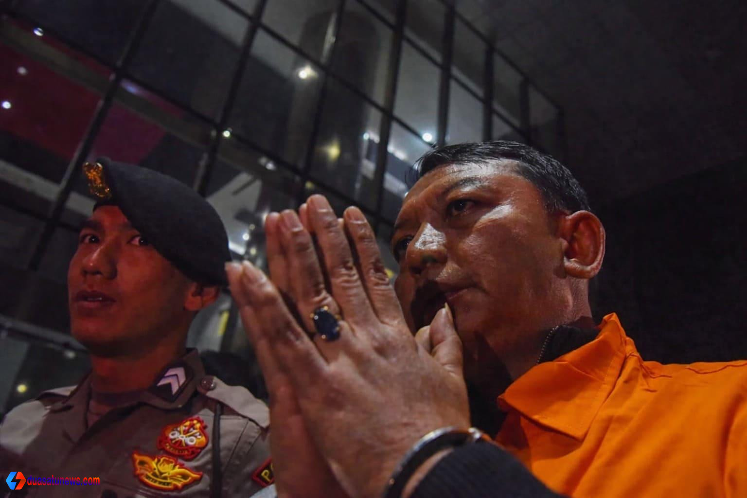I Wayan Eka Mariarta Ketua PN Depok berjalan menuju mobil tahanan setelah OTT KPK