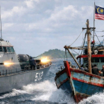 Kapal patroli Angkatan Laut Thailand menghadapi kapal pukat Malaysia ilegal di perairan Thailand