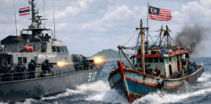 Kapal patroli Angkatan Laut Thailand menghadapi kapal pukat Malaysia ilegal di perairan Thailand