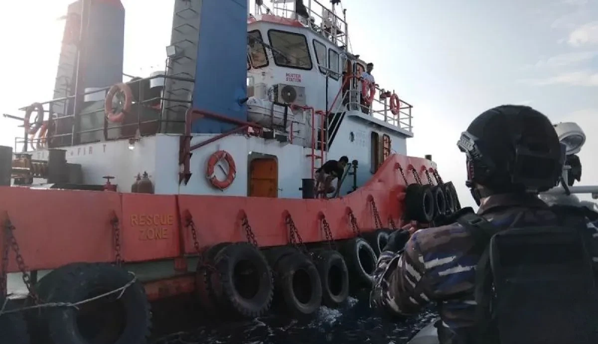 Prajurit TNI AL memeriksa kapal pengangkut nikel ilegal di perairan Teluk Weda saat penangkapan kapal nikel ilegal