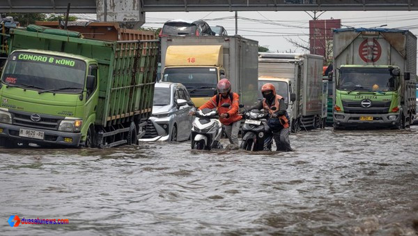 Banjir Semarang menggenangi jalur pantura Semarang–Demak