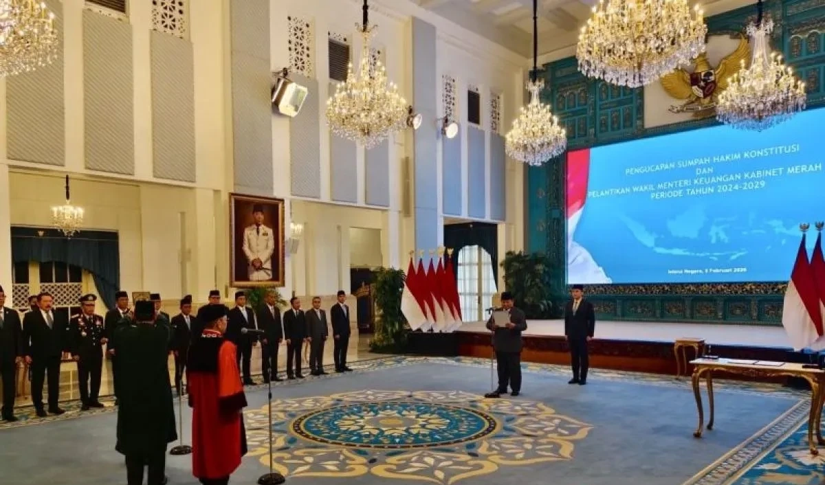 Presiden Prabowo Subianto memimpin pelantikan Wakil Menteri Keuangan Juda Agung di Istana Negara Jakarta