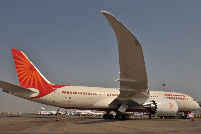 Pesawat Boeing 787-8 Dreamliner milik Air India terparkir di bandara internasional.