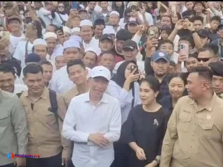 Jokowi bersama warga saat kirab budaya