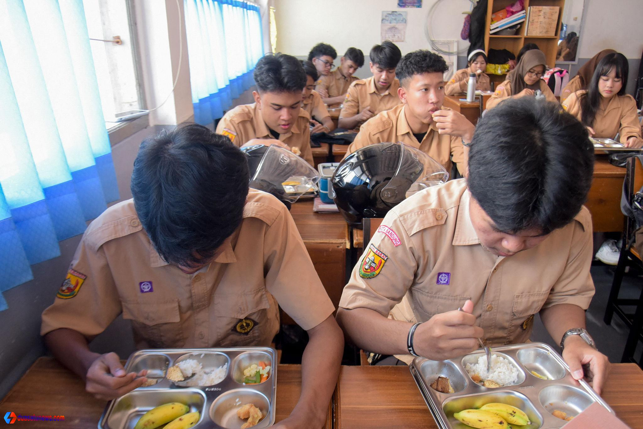 Dampak positif program MBG terlihat saat siswa menikmati makan bergizi gratis di sekolah