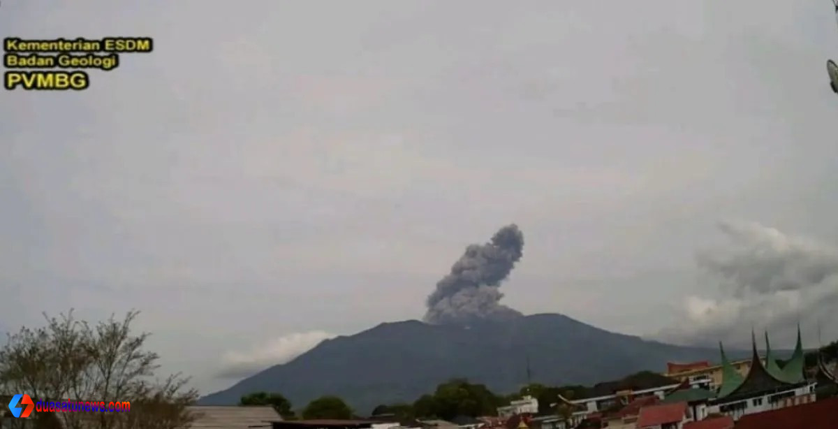 Erupsi Gunung Marapi memuntahkan kolom abu setinggi 1.500 meter