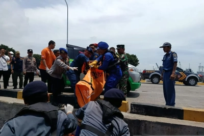 evakuasi penumpang KMP Dharma Ferry VII oleh TNI AL di perairan Surabaya