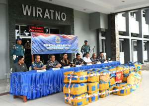 TNI AL gagalkan penyelundupan sianida 1,4 ton di Bitung