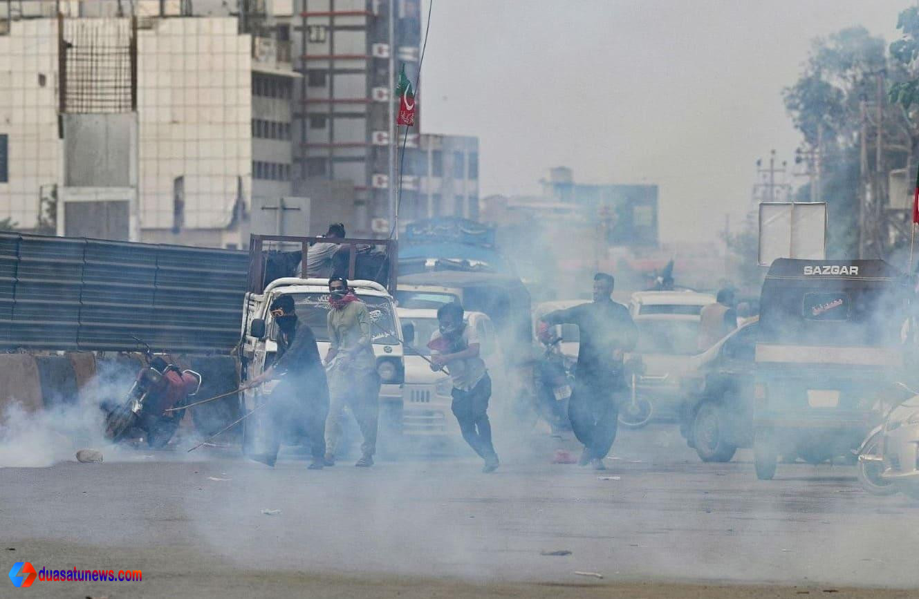 Bentrokan konsulat AS Karachi saat polisi membubarkan pengunjuk rasa