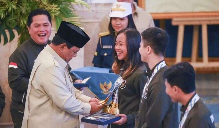 “atlet Indonesia menerima bonus prestasi atlet dari pemerintah”