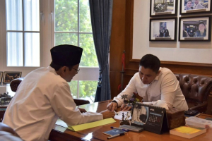 Seskab Teddy Mensos Sekolah Rakyat Bansos rapat di Jakarta