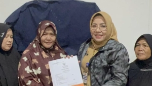 TP PKK Jakarta Pusat menyerahkan akta kematian kepada keluarga korban tabrakan kereta api Bekasi