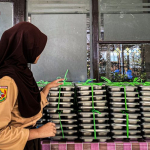 Siswa mengambil makanan program MBG dari SPPG di Cilegon setelah kasus dugaan keracunan makanan