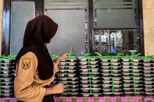 Siswa mengambil makanan program MBG dari SPPG di Cilegon setelah kasus dugaan keracunan makanan