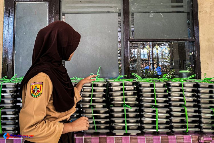 Siswa mengambil makanan program MBG dari SPPG di Cilegon setelah kasus dugaan keracunan makanan