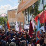 demo Kaltim 21 April di Kantor Gubernur Samarinda diikuti mahasiswa dan masyarakat membawa bendera organisasi