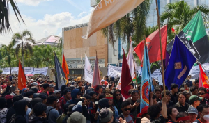 demo Kaltim 21 April di Kantor Gubernur Samarinda diikuti mahasiswa dan masyarakat membawa bendera organisasi