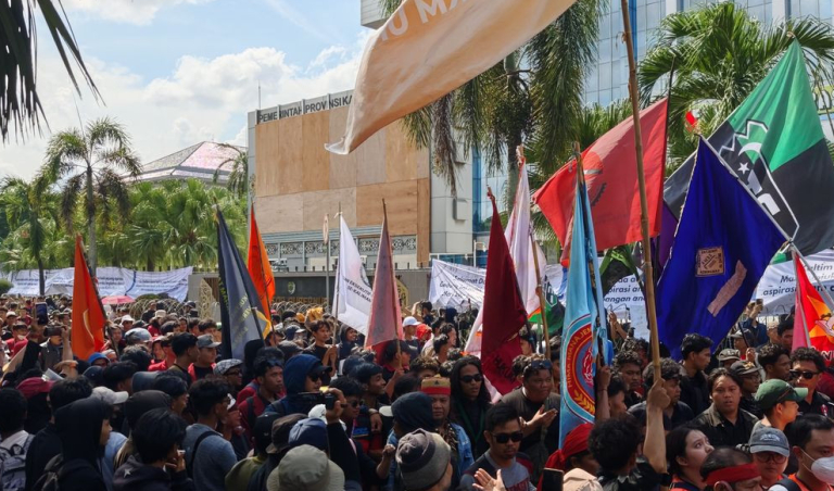 demo Kaltim 21 April di Kantor Gubernur Samarinda diikuti mahasiswa dan masyarakat membawa bendera organisasi