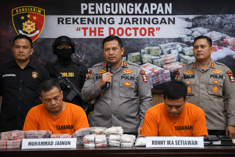 Rekening jaringan The Doctor terbongkar, Bareskrim menampilkan tersangka pemilik rekening penampung dana narkoba saat konferensi pers