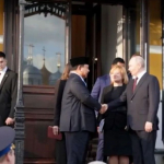 Prabowo Putin tukar cinderamata di Kremlin